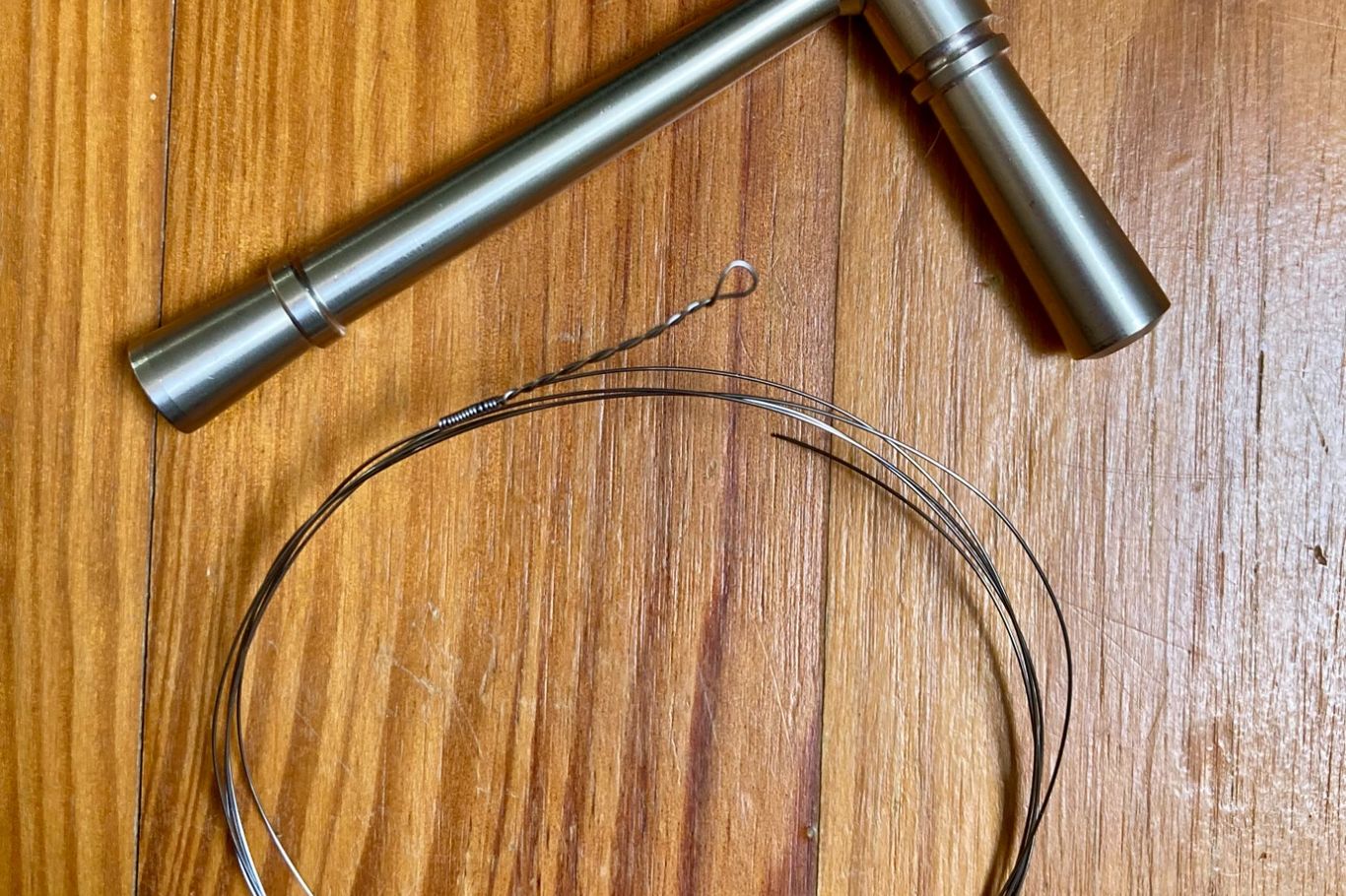 Comment changer une corde de clavecin épinette fer laiton jaune laiton rouge