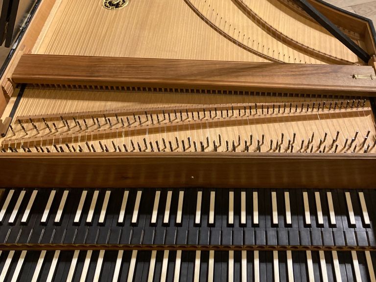 vue plongeante d un clavecin à deux clavier 